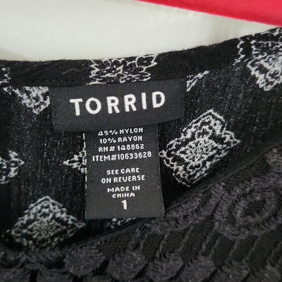 Torrid Black & White Diamond Print Top - Picture 11 of 12